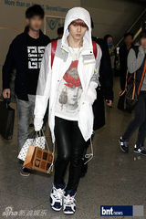 组图：少女时代KARA为赴K-POP演唱会亮相机场