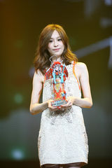 组图：李宇春榜中榜揽3奖 蔡依林险走光