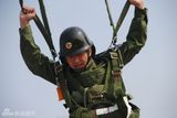 幻灯组图：郭晓冬《成长》高空跳伞 被赞姿势标准