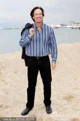 《灵魂冲浪》记者会 安娜索菲亚花短裙秀美腿(图)