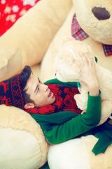 组图：黄智博圣诞卖萌 怀抱小熊祝福歌迷