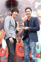 幻灯图：《艋舺》原声庆功会 阮经天赵又廷叫卖