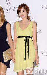 组图：韩星河妍秀穿纯白婚纱走秀衬优雅气质