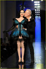 组图：脱衣舞娘蒂塔性感蝴蝶装走秀 展纤腰巨乳