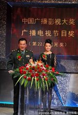 组图：董卿周涛助阵星光奖 宋祖英颁奖卖萌献唱助阵