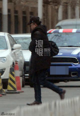 组图：黄海波黑装戴眼镜亮相 戴口罩步履匆匆