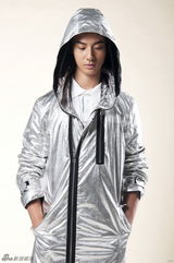 组图：赵文浩拍银色酷装写真 彰显帅气个性