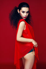 组图：女星韩丹彤新剧将播 拍摄中国红元素大片