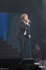 组图：张根硕影迷会劲歌热舞 人气爆棚大排长龙 