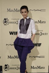 组图：李冰冰颁发美国独立精神奖现场秀幽默