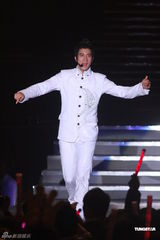 组图：王力宏小巨蛋开唱 “火力全开”大展才艺