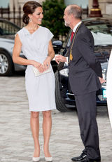 组图：英国凯特王妃盘发亮相端庄优雅