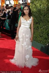 组图：《丑闻》女星凯丽-华盛顿亮相艾美红毯