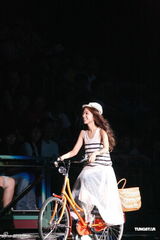 组图：陈綺贞小巨蛋开唱 脚踏车上场展独特摇滚风