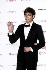 高清组图：元斌等闪耀大钟奖红毯 金慧秀等爆乳抢镜