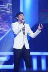 高清组图：新浪网络盛典满江现场激情演唱