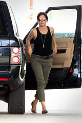 高清组图：桑德拉-布洛克中性装扮现身英姿飒爽