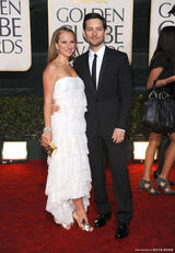 高清组图：“蜘蛛侠”托比-马奎尔携娇妻秀恩爱