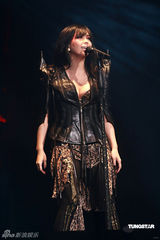 幻灯图：张惠妹个唱骷髅装亮相 伏明霞夫妇到场