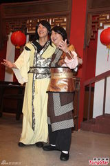 组图：蓝正龙古装处女秀 学梁朝伟经典香肠嘴