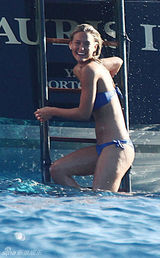 组图：莱昂纳多前女友海边度假 以色列超模秀酥胸