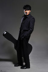 组图：刘小辉帅气写真 尽显绅士魅力