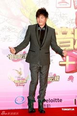 幻灯图：音乐风云榜十年盛典 星级艺人盛装出席