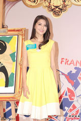 组图：吴千语裙装甜美亮相 曝与林峰为妈挑礼物