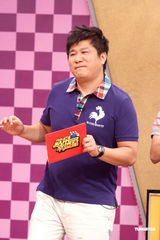 幻灯图：胡瓜节目进新摄影棚 潘慧如佩甄送花祝福 