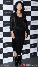 组图：韩星金贞兰Bada参加首尔时尚周朴春武展