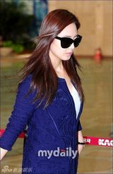 组图：少女时代现身机场飞日本 大秀清纯时尚感