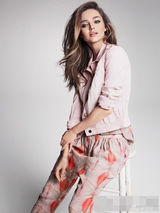 组图：米兰达最新春装大片 秀发飘逸美腿诱人