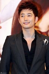 高清图：《逆转的女王》宣传 金南珠年近40性感依旧