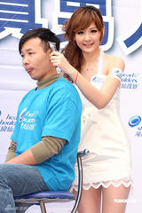 幻灯图集：安心亚清爽亮相 为男粉丝送洗发服务