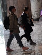 组图：周笔畅潮人装亮相扮酷 遭遇偷拍熟视无睹