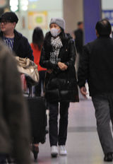 独家：莫文蔚与助理低调来京 黑色外套口罩遮面