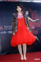 高清组图：杨丞琳喜气洋洋发新碟 裸肩上阵无惧寒流