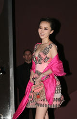 高清图：霍思燕出席名店开业  大秀美胸艳冠全场