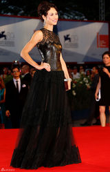 组图：《通往仙境》首映 欧嘉-柯瑞兰寇黑裙亮相