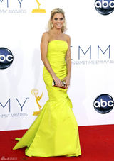 组图：艾美奖红毯 朱丽-鲍温荧光黄礼服明艳