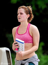 组图：艾玛-沃特森运动装扮亮相 小背心秀蛮腰