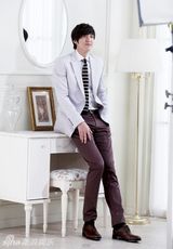 组图：李敏镐拍家具宣传片 变身设计师展雅致品味