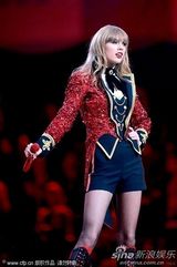 组图：斯威夫特性感短裙献唱 囊括最佳女歌手等3奖