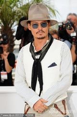 高清组图：德普宣传《海盗4》 佩内洛普紧身裙性感