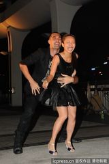 组图：郑融与外籍型男热舞 裙底频频走光