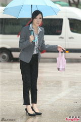 组图：范逸臣湿身拍MV 卜学亮送天心写真集慰劳