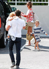 组图：安布罗休儿子卖萌 女儿遗传长腿爱走猫步