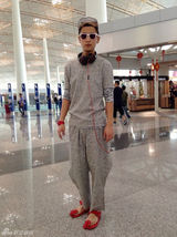 组图：魏晨另类睡衣搭红色懒人拖鞋现身机场