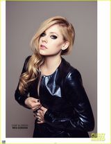 组图：艾薇儿登杂志封面 性感深V装秀事业线