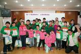 高清图：黄奕回静安做志愿 与特殊儿童开运动会